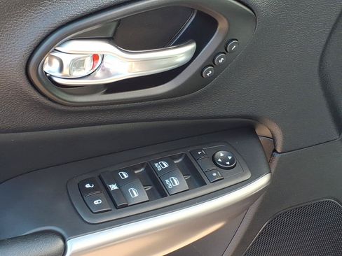 Used 2022 Jeep Cherokee Limited AWD/4WD image 15