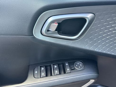 Used 2022 Kia Soul LX FWD image 16