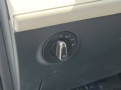 New 2026 Volkswagen Taos SE FWD image 17