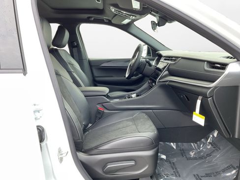 New 2025 Jeep Grand Cherokee L Altitude image 15