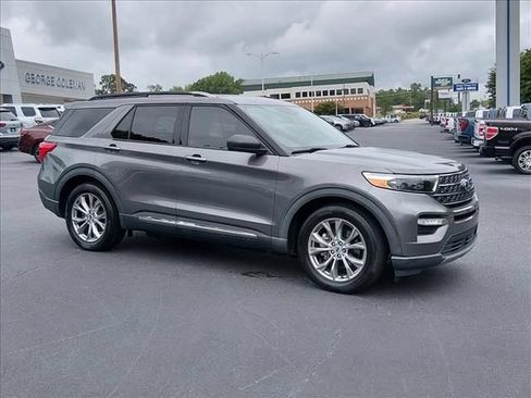 Certified 2021 Ford Explorer XLT w/ Equipment Group 202A RWD image 2