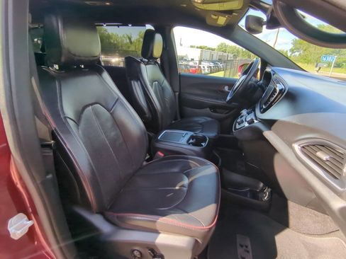 Used 2020 Chrysler Pacifica Limited image 26