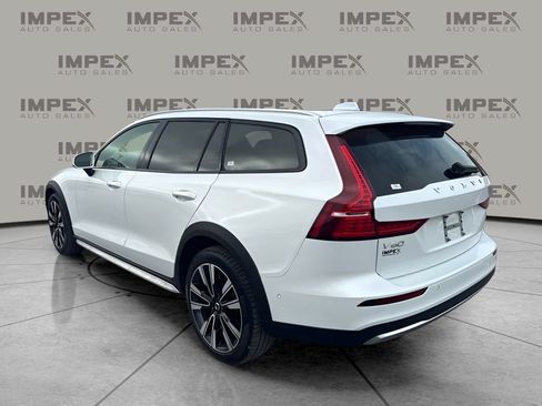 Used 2025 Volvo V60 B5 Cross Country Ultra AWD/4WD image 3