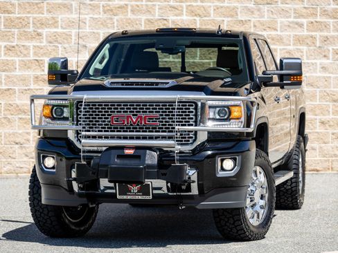 Used 2017 GMC Sierra 2500 Denali w/ Duramax Plus Package AWD/4WD image 2