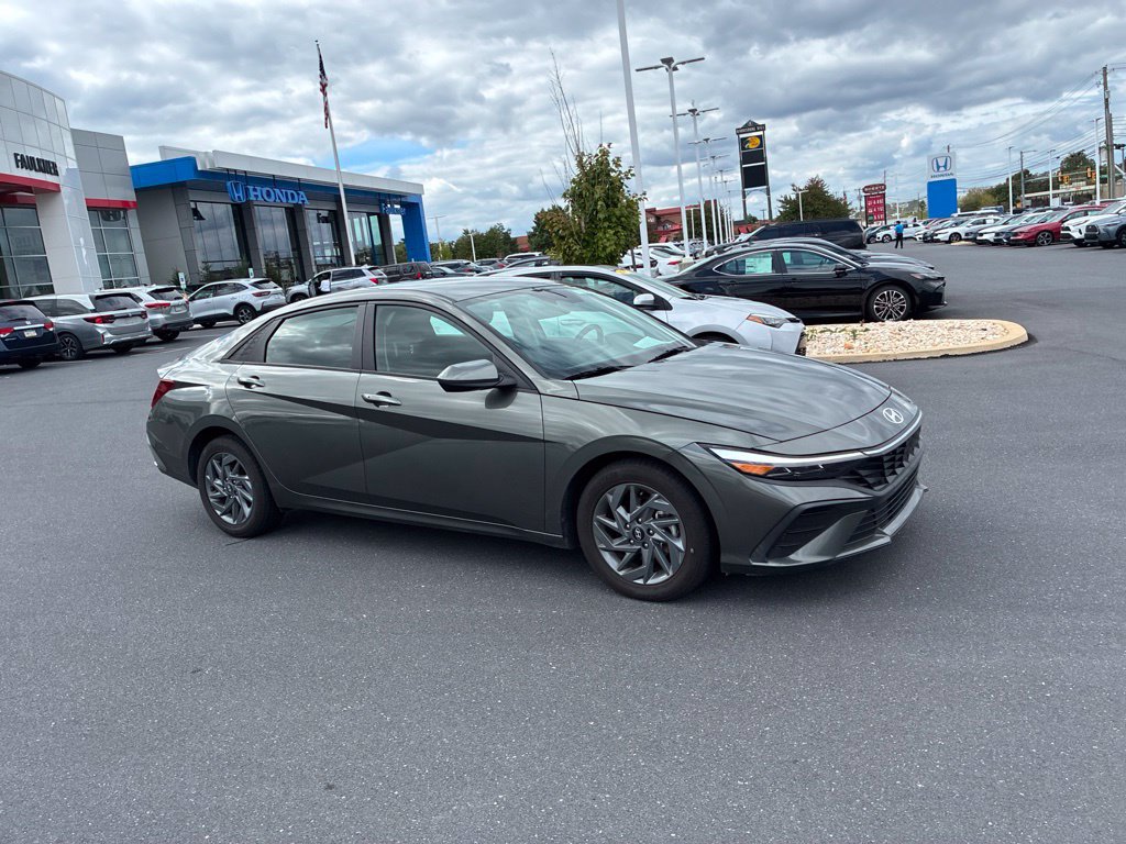 Used 2024 Hyundai Elantra SEL FWD image 3