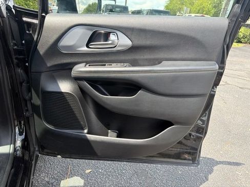 Used 2025 Chrysler Pacifica Limited FWD image 10