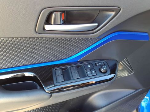 Used 2022 Toyota C-HR XLE image 3