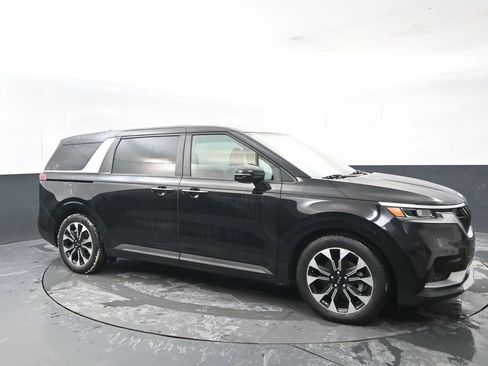Used 2024 Kia Carnival EX image 7