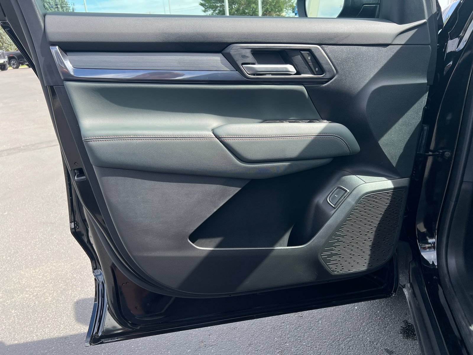 New 2026 GMC Terrain AT4 w/ LPO, Black Badging Package AWD/4WD image 11