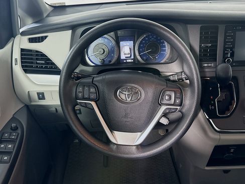 Used 2018 Toyota Sienna LE FWD image 17