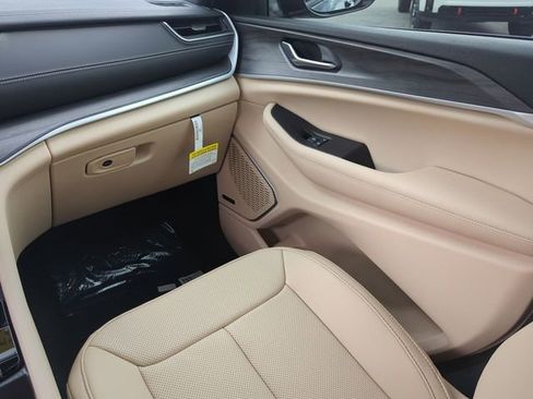 Used 2024 Jeep Grand Cherokee Limited 4xe w/ Luxury Tech Group II image 17