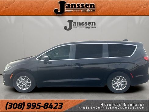 Used 2024 Chrysler Pacifica Touring-L image 1