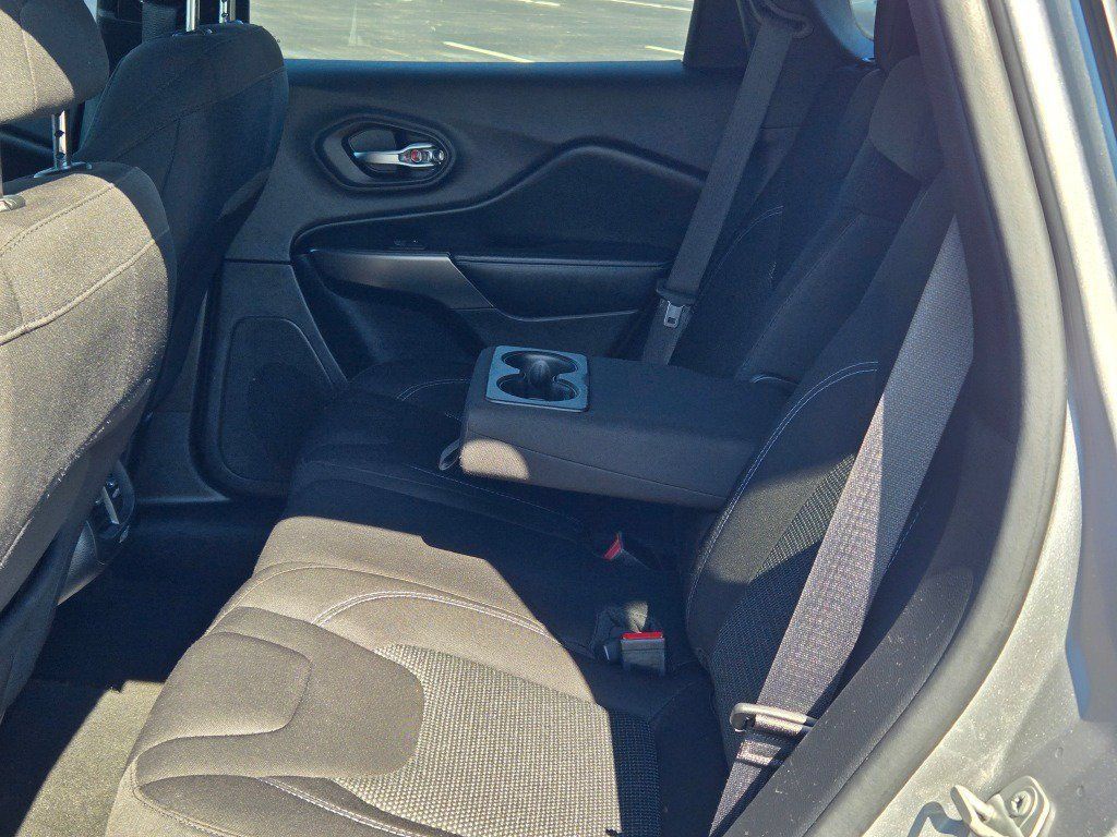 Used 2020 Jeep Cherokee Latitude AWD/4WD image 16