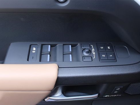 New 2025 Land Rover Defender 110 V8 image 10