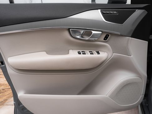 Used 2022 Volvo XC90 T5 Momentum w/ Climate Package image 18