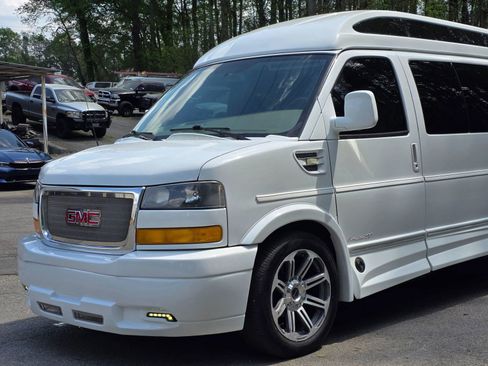 Used 2018 GMC Savana 2500 Extended w/ Enhanced Convenience Package image 2