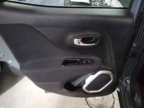 Used 2018 Jeep Renegade Latitude image 9