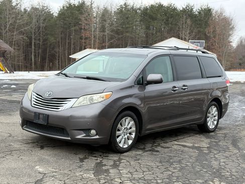 Used 2011 Toyota Sienna Limited w/ Premium Pkg AWD/4WD image 8