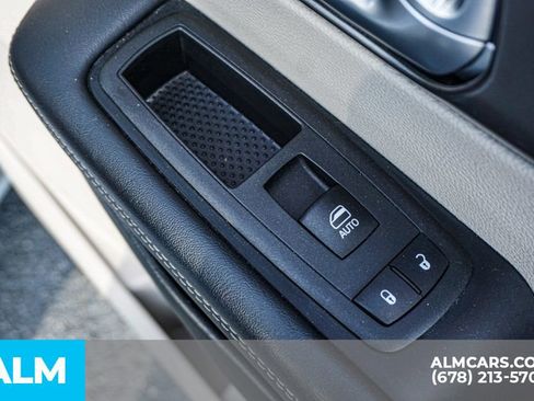 Used 2024 Chrysler Pacifica Touring-L image 57