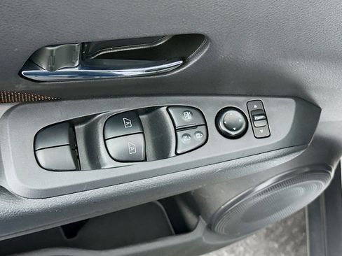 Used 2023 Nissan Kicks SR image 15