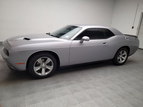 Used 2015 Dodge Challenger SXT RWD image 2