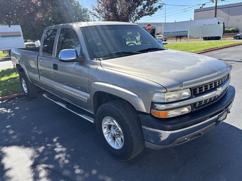 Used 2000 Chevrolet Silverado 2500 LS w/ Firm Ride Suspension Pkg AWD/4WD image 2