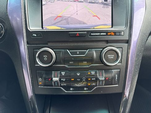 Used 2017 Ford Explorer XLT w/ Equipment Group 202A AWD/4WD image 25