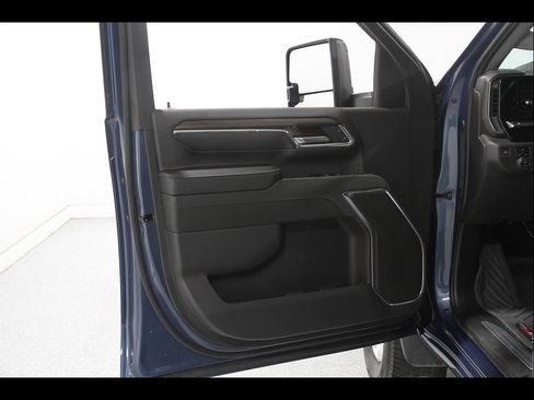 Used 2024 Chevrolet Silverado 2500 LT AWD/4WD image 4
