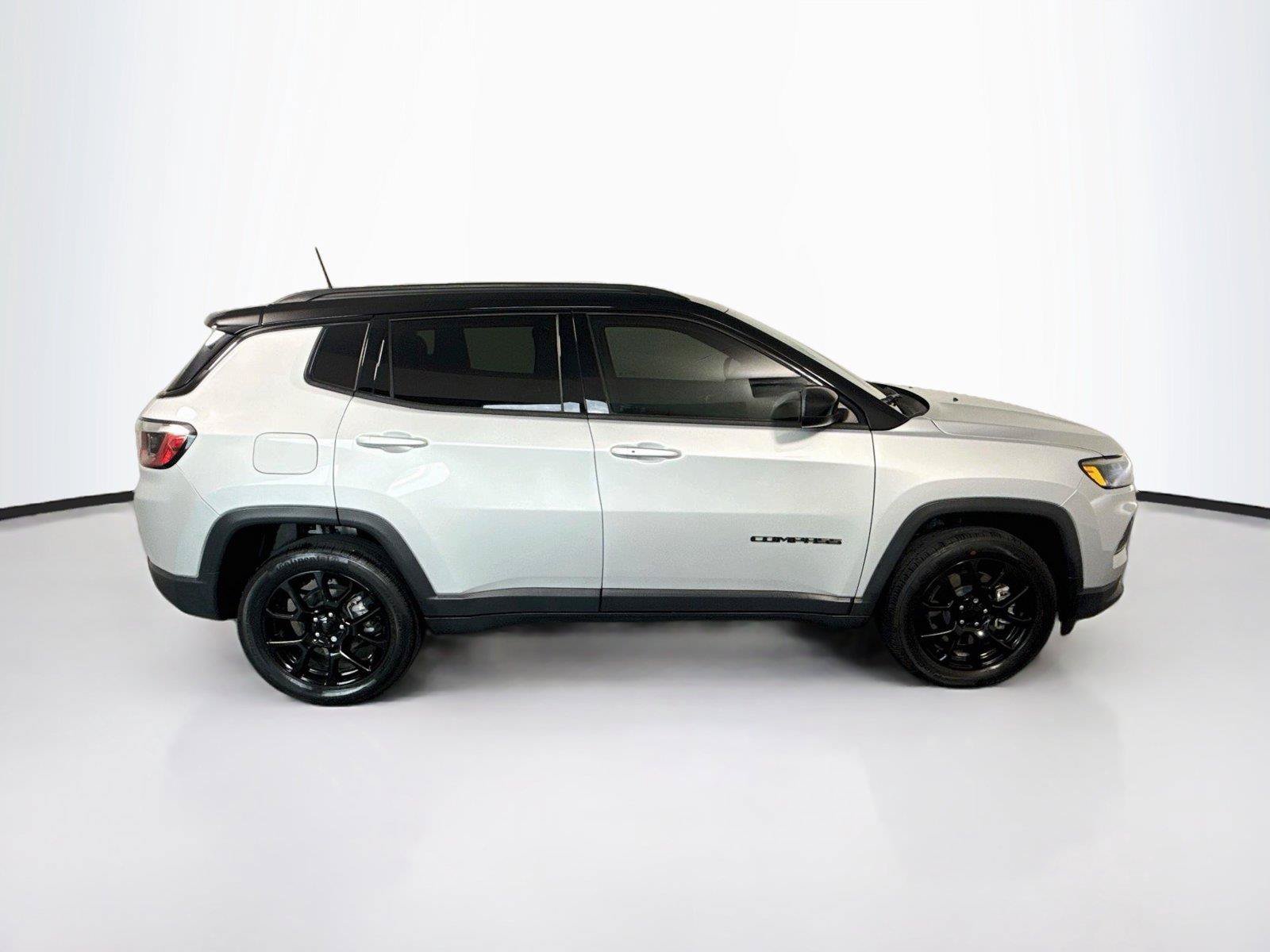 Used 2024 Jeep Compass Latitude w/ Convenience Group AWD/4WD image 6