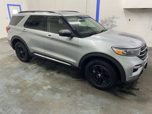 Used 2023 Ford Explorer XLT w/ Equipment Group 202A AWD/4WD image 2
