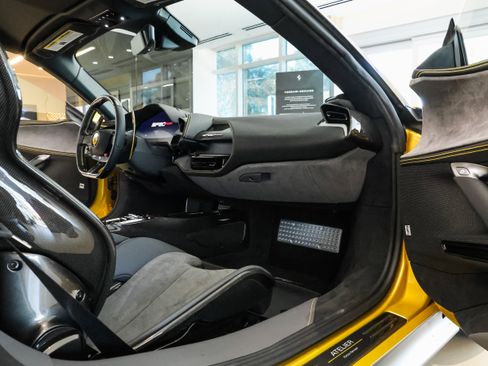 Used 2024 Ferrari SF90 Spider image 33