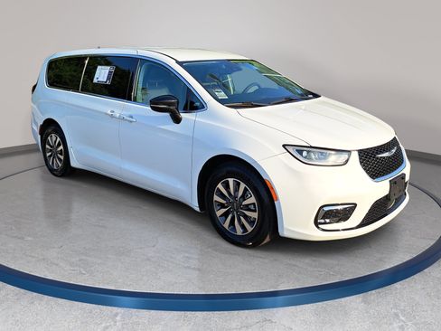 Used 2024 Chrysler Pacifica Limited FWD image 3