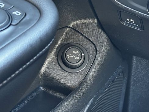 Used 2023 GMC Terrain SLT image 33