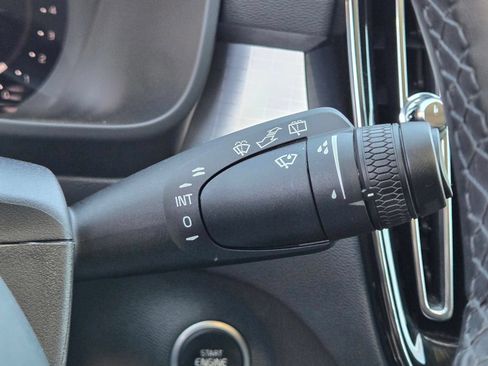 Certified 2025 Volvo XC40 B5 Core AWD/4WD image 29