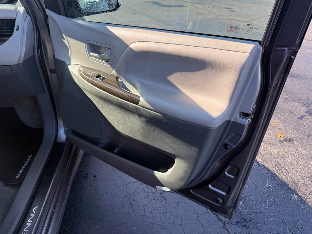 Used 2018 Toyota Sienna XLE w/ XLE Navigation Package AWD/4WD image 21