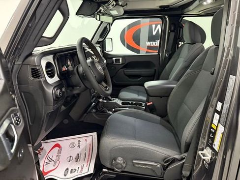 Used 2024 Jeep Gladiator Sport image 10