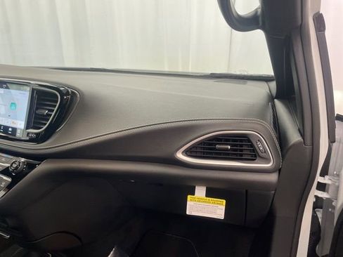 New 2026 Chrysler Pacifica Select image 29