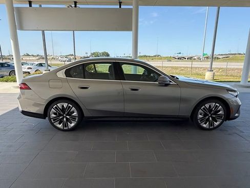 Used 2025 BMW 530i w/ Premium Package image 7