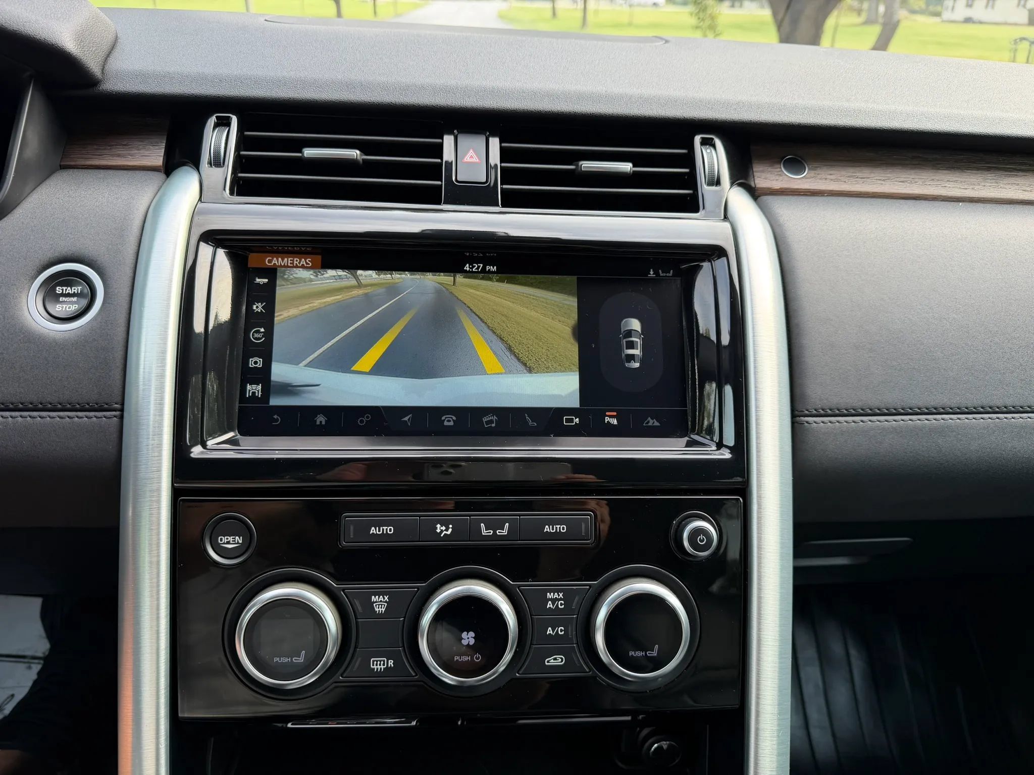 Used 2017 Land Rover Discovery HSE AWD/4WD image 32