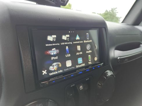 Used 2018 Jeep Wrangler Rubicon AWD/4WD image 2