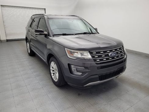 Used 2017 Ford Explorer XLT w/ Equipment Group 202A FWD image 13