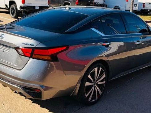 Used 2020 Nissan Altima 2.5 Platinum image 2