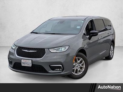 Used 2025 Chrysler Pacifica Select