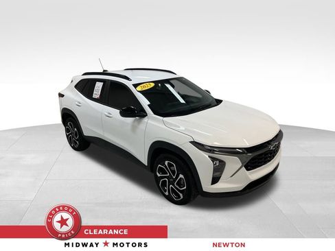 Used 2025 Chevrolet Trax RS w/ Driver Confidence Package image 1