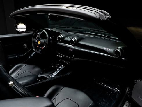 Used 2019 Ferrari Portofino RWD image 30