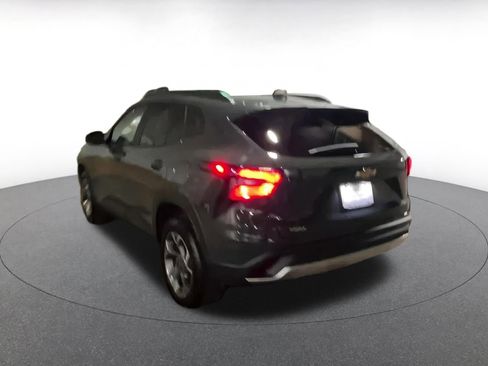 Used 2025 Chevrolet Trax LT image 11