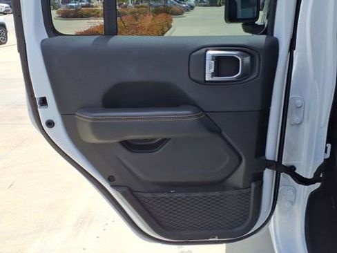 Used 2025 Jeep Wrangler Sahara image 16