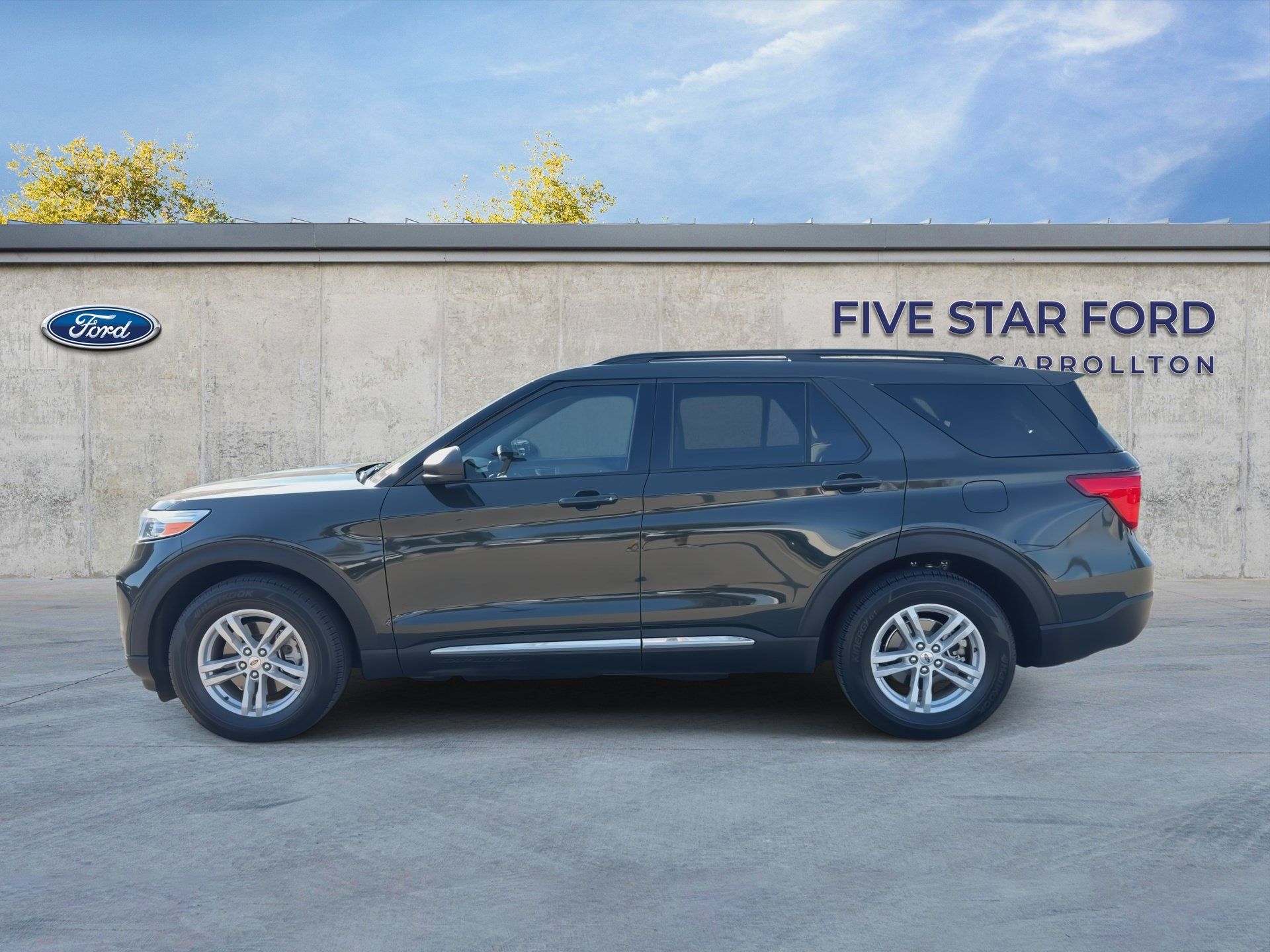 Certified 2023 Ford Explorer XLT RWD image 5