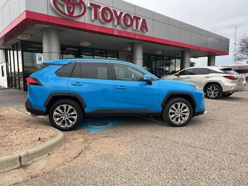 Used 2020 Toyota RAV4 XLE Premium image 6