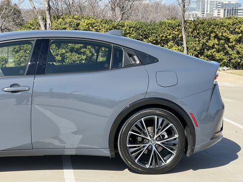 Used 2023 Toyota Prius XLE image 6